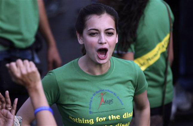 Bollywood celebs gave a glamorous start to the 11th Standard Chartered Mumbai Marathon contributing their participation. Their participation boosted the sportsman spirit of participants even more.