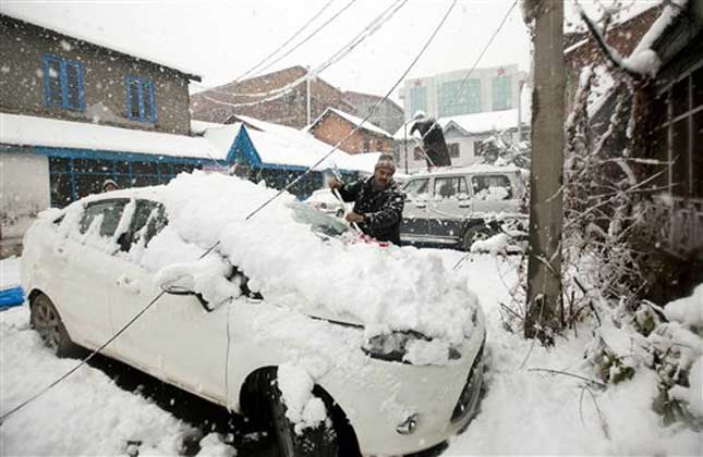 Kashmir valley covered white with snow