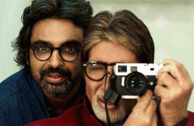 Some stars are not satisfied enough with the pictures that photographers click, have their phones filled with a lot of selfies. This is Big B posing for a self click.