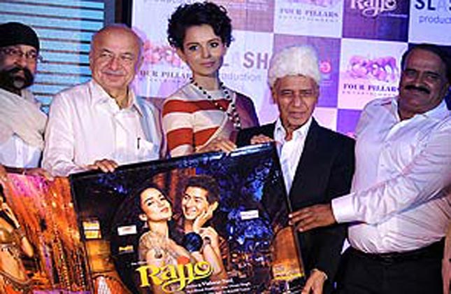 Indian politics is going through turmoil nowadays with elections hovering on the horizon. Therefore, they think even they should party and de stress themselves. Here is our Home Minister Sushil Kumar Shinde who enjoyed the music launch of movie 'Rajjo' with Kangana Ranaut and other celebs.