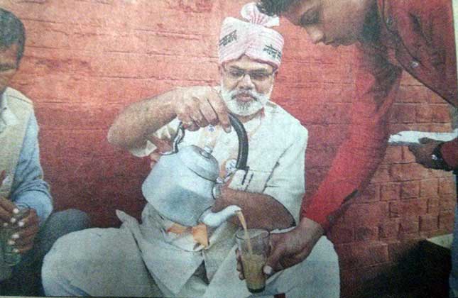 Don't be shocked looking at this picture...This is not Narendra Modi, he is just a look alike face of the imapactful BHP leader Narendra Modi who is selling tea over a tea stall.