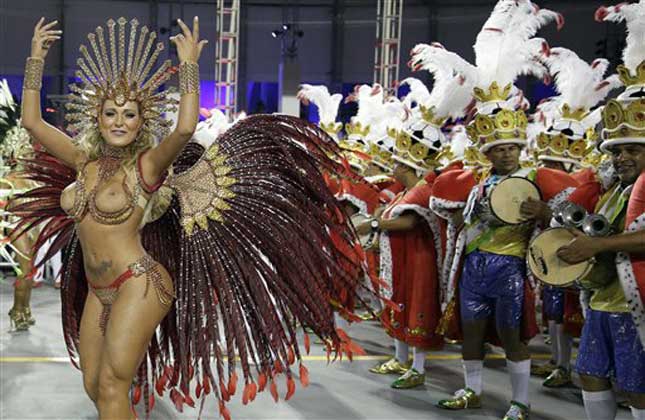 Sexy Dancers Jazz Up Brazil Carnival In Rio