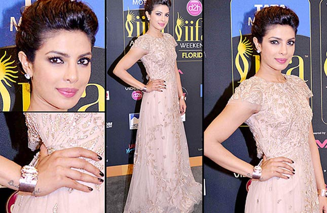 Priyanka Chopra did justice with her ever gorgeous image on the green carpet. She chose a Monique Lhuillier nude gown and looked marvelous donning that sequined outfit. Her choice of smokey eyes and the perfect manicure added grace to her appearance. A brilliant look after a few fussy appearances!