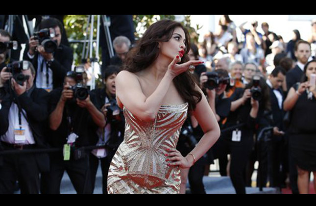 Watch Aishwarya at Cannes.