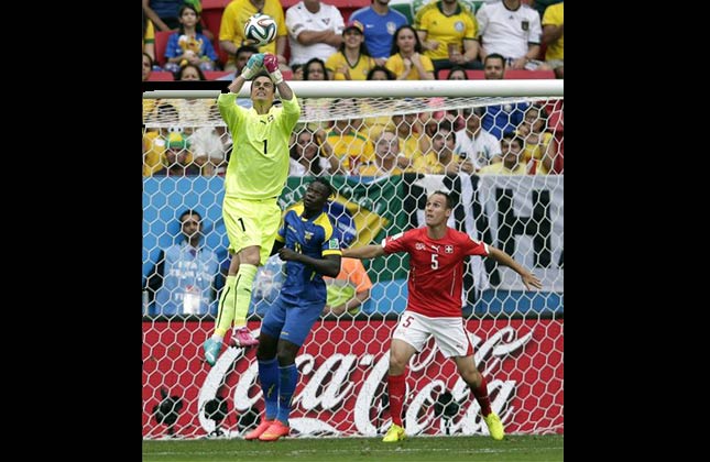 Switzerland's goalkeeper Diego Benaglio clears the ball away from Ecuador's Felipe Caicedo and Switzerland's Steve von Bergen during the group E World Cup soccer match between Switzerland and Ecuador at the Estadio Nacional in Brasilia, Brazil, Sunday, June 15, 2014. (AP Photo)