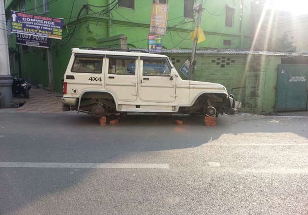 Tyres of several cars were stolen by thieves near IG's office in Jammu last night, leaving the cars standing on bricks and boulders. Citizen Journalist/GK (Image courtesy Greater Kashmir)