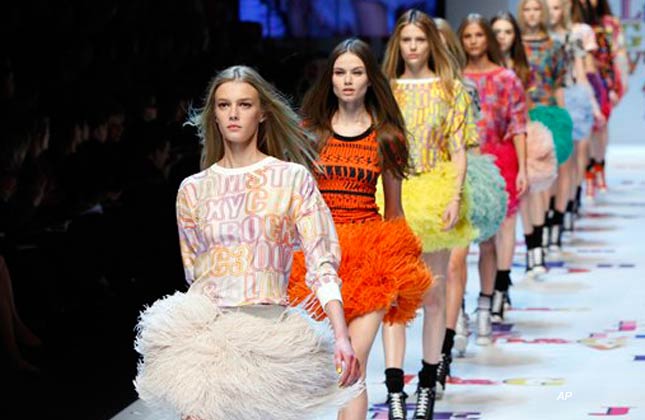 Models take the catwalk during the D&amp;G Fall/Winter 2011 collection presented in Milan, Italy, Thursday, Feb. 24, 2011. (AP Photo/Antonio Calanni)