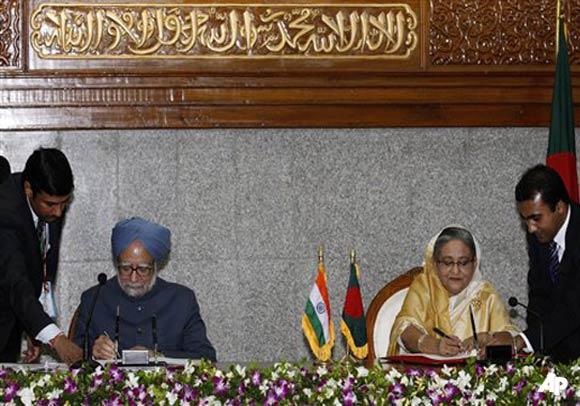 Indian Prime Minister Manmohan Singh, left, and his counterpart from Bangladesh Sheikh Hasina sign agreements during a meeting in Dhaka, Bangladesh, Tuesday, Sept. 6, 2011. Singh began a visit to Bangladesh on Tuesday aimed at warming often prickly ties between the two South Asian neighbors. Singh and Hasina are working to reach agreement on their disputed 2,545 mile (4,096 kilometer) border, explore cooperation in the power sector and enhance trade. (AP Photo/Zia Islam)