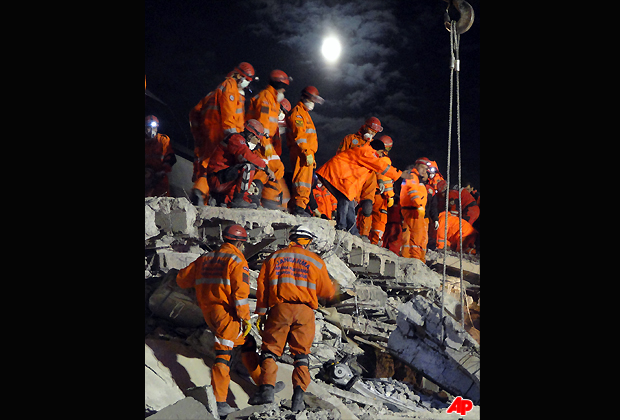 Turkish rescue workers search for survivors in the rubble of a collapsed hotel in Van, Turkey, Thursday, Nov. 10, 2011. Rescuers have pulled out 28 survivors from the rubble of three buildings, collapsed by an earthquake in Van, authorities said. At least ten people, including a Japanese aid worker, were killed and dozens of others trapped. The magnitude 5.7 quake was a grim replay of the previous magnitude 7.2 earthquake that hit Oct. 23, killing more than 600 people.(AP Photo/Bertan Ayduk )