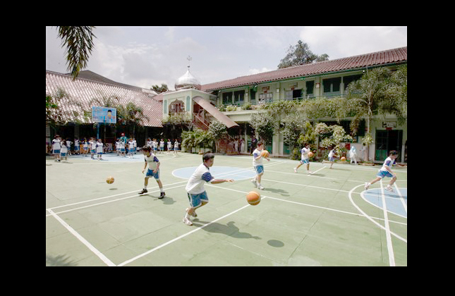 Students play basketball at the SDN Menteng elementary school, once attended by U.S. President Barack Obama, in Jakarta, Indonesia, Friday, March 12, 2010. Memories of the four years Obama spent in Jakarta are set to be stirred further next week when he returns to the city for what is believed to be the first time since his childhood. (AP Photo/Irwin Fedriansyah)