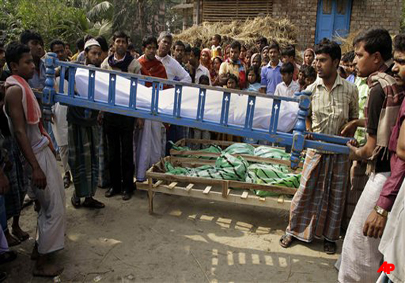 Villagers carry the body of their relative who died after drinking toxic alcohol to be cremated during the funeral in Sangrampur village near Diamond Harbour, Thursday, Dec. 15, 2011. A tainted batch of bootleg liquor has killed scores and sent dozens more to the hospital in villages outside the eastern Indian city of Kolkata, officials said. (AP Photo/Bikas Das)