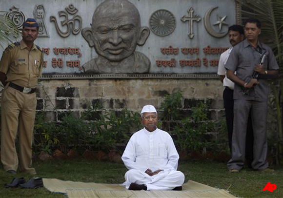 Indian anti corruption activist Anna Hazare offers prayers at a memorial for Mahatma Gandhi in Mumbai, India, Tuesday, Dec. 27, 2011. The activist began a three day hunger strike Tuesday calling for Parliament to pass a tougher version of an anti corruption bill than the one lawmakers are preparing to debate. (AP Photo/Rafiq Maqbool)