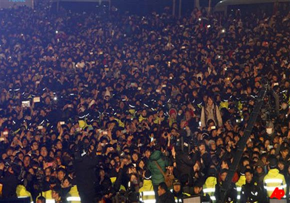 Thousands of people gather during the welcoming ceremony of the New Year at the Bosingak pavilion in Seoul, South Korea, Sunday, Jan. 1, 2012. (AP Photo/ Lee Jin man, Pool)