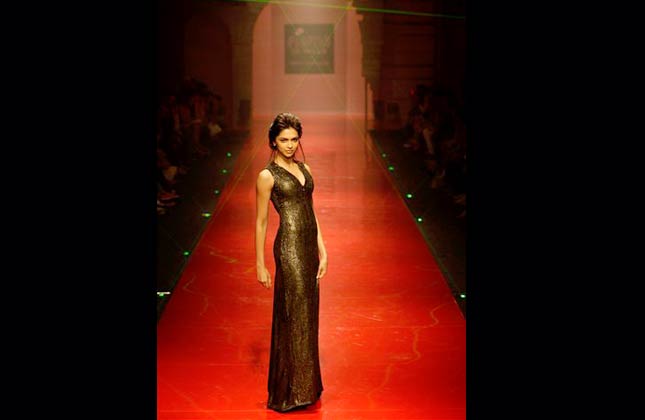 Bollywood actor Deepika Padukone presents a creation of Indian designer Namrata Joshipura, at the Wills Lifestyle India Fashion Week Autumn Winter 2010 in New Delhi, India, Saturday, March 27, 2010.(AP Photo/Manish Swarup)