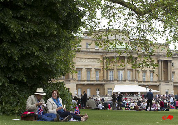 A couple enjoy a special picnic in the grounds of Buckingham Palace prior to the Queen's Diamond Jubilee celebration concert in London, Monday, June 4, 2012. (AP Photo/Alastair Grant, Pool)