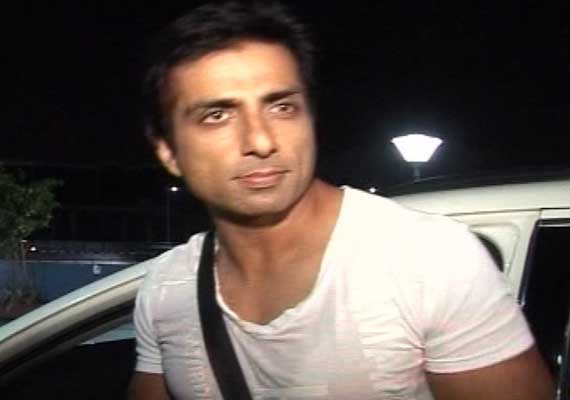 sonu sood arrives in Singapore for IIFA 2012