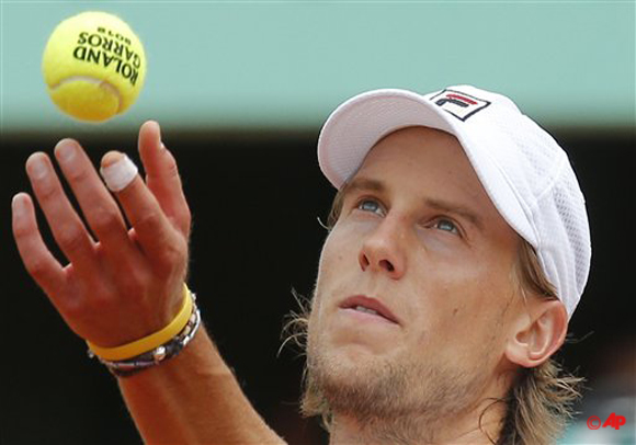 Andreas Seppi of Italy prepares to serve in his fourth round match against Novak Djokovic of Serbia at the French Open tennis tournament in Roland Garros stadium in Paris, Sunday June 3, 2012. (AP Photo/Michel Euler)