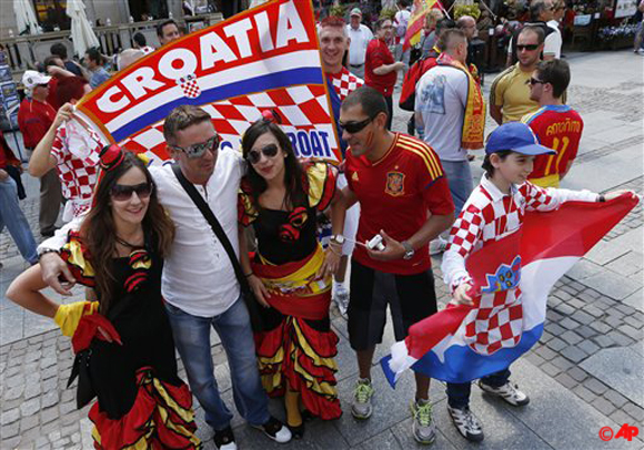 Spanish and Croatia fans cheer before the match between Spain and Croatia, at the Euro 2012 soccer championship in Gdansk, Poland, Monday, June 18, 2012. (AP Photo/Czarek Sokolowski)