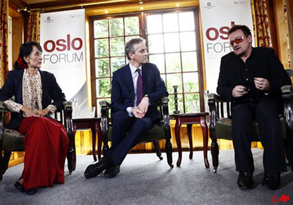 Myanmar opposition leader Aung San Suu Kyi, left, Norway s Foreign Minister Jonas Gahr Stoere, centre, and U2 singer Bono answer questions during press conference at the Oslo Forum at Losby Gods mansion outside Oslo, Monday, June 18 2012. (AP Photo/Lise Aserud, NTB scanpix)