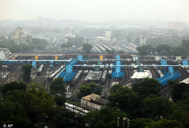 The New Delhi railway station is seen after train services were disrupted following a power outage in New Delhi, Tuesday, July 31, 2012. Officials say the nation's northern and eastern power grids have failed, leaving about half the country without power. (AP Photo)