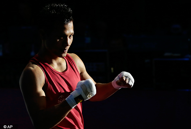 India's Singh Laishram Devendro walks to the ring to fight, Honduras' Bayron Molina Figueroa in their men's light fly 49 kg boxing match at the 2012 Summer Olympics, Tuesday, July 31, 2012, in London. (AP Photo)