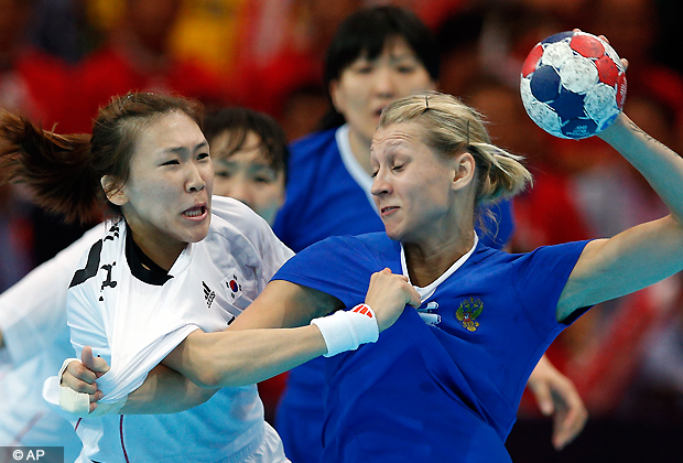 South Korea's Sim Hae in, left, challenges Russia's Irina Bliznova, right, during their women's handball quarterfinal match at the 2012 Summer Olympics, Tuesday, Aug. 7, 2012, in London. (AP Photo)