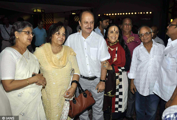 Bollywood actors Anupam Kher, singer Ila Arun and other celebs attended the prayer meet to pay tribute to late veteran actor A K Hangal at Juhu in Mumbai. (Photo IANS)