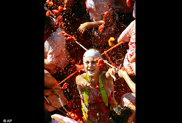 Revelers throw tomatoes during the annual tomatina tomato fight fiesta in the village of Bunol, near Valencia, Spain, Wednesday, Aug. 29, 2012. Bunol's town hall estimated more than 40,000 people, some from as far away as Japan and Australia, took up arms Wednesday with 100 tons of tomatoes in the yearly food fight known as the 'Tomatina' now in its 64th year. (AP Photo)