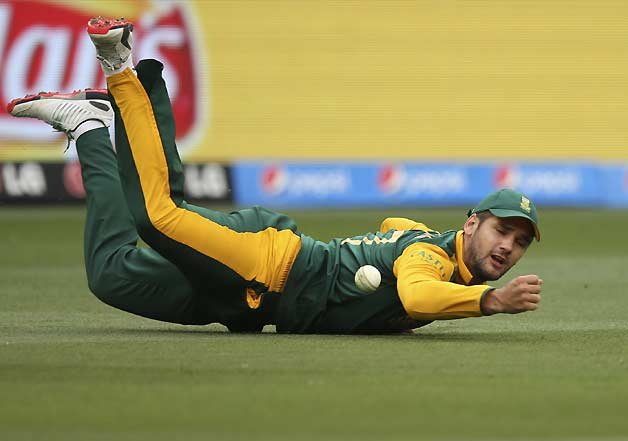 South Africa's Rilee Rossouw drops a catch off India's Suresh Raina's shot during today's India vs. South Africa match in Melbourne.
