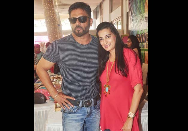 Mana Shetty and Suniel Shetty also gave a pose for the shutterbugs at the carity fund raiser exhibition.