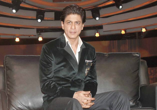 Earlier, Indian cricketers like Yuvraj Singh, Robin Uthappa and Manish Pandey were spotted at the sets of the show as a part of promotions. Meanwhile, Shah Rukh will next be seen in Maneesh Sharma's Fan' and Rahul Dholakia's Raees'.