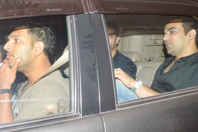 Cricketers Yuvraj Singh and Zaheer Khan were spotted chit chatting along with cricketer turned actor Angad Bedi in the car.