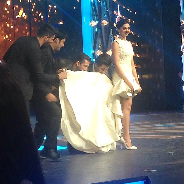 Actress Deepika Padukone who looked marvelous in her ivory gown had to face a gimmick on stage by the hosts Karan Johar and Kapil Sharma. What intrigued the audience was the involvement of Salman Khan and Siddharth Malhotra who did 'Jumme Ki Raat' step with Deepika on the stage.