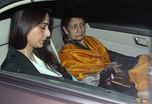 Tabu, who plays a key to roke in 'Fitoor', is accopmanied by her mother at the special screening.