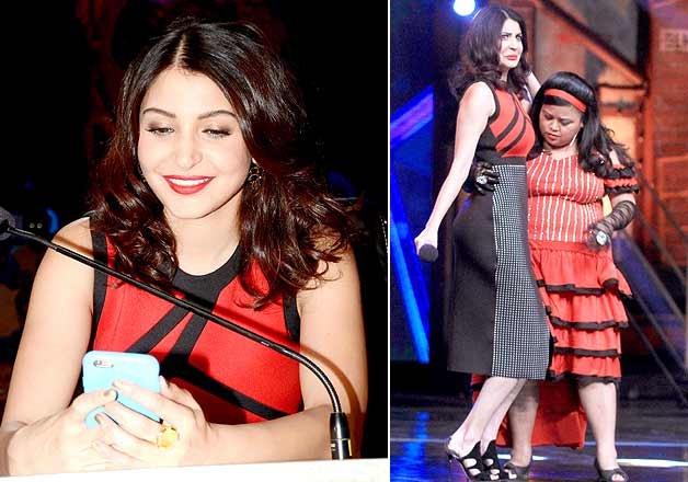 Anushka was also spotted having a good time as she had a peek a boo moment into her phone.