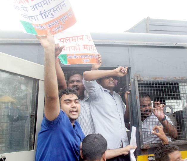 People showing up their anger against Salman khan for supporting 1993 Mumbai serial blasts convict Yakub Memon.