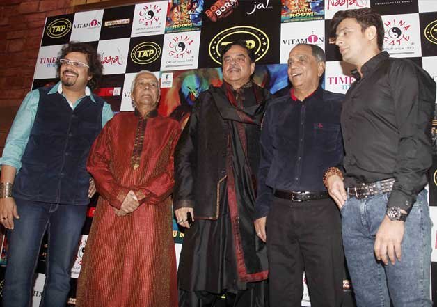 Sonu Nigam, Shatrughan Sinha, and Bickram Ghosh posing against the poster for the shutterbugs.